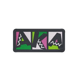 Peut inclure: Écusson brodé avec les lettres "AKA" en formes géométriques blanches, vertes et roses sur un fond gris foncé. Le patch a une bordure noire et un aspect texturé.