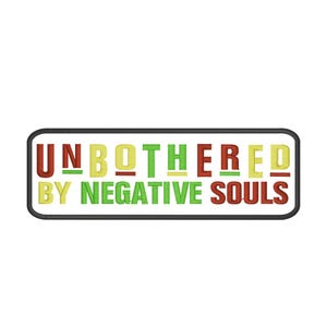 Op de afbeelding: Geborduurde patch met de tekst "UNBOTHERED BY NEGATIVE SOULS" in rode, gele en groene letters. De tekst staat in een zwarte rechthoekige rand met afgeronde hoeken. De patch is bedoeld om op stof te naaien of te strijken.