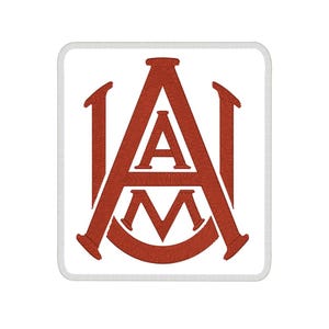 Peut inclure: Écusson brodé avec les lettres "A", "U" et "M" dans un design stylisé. Les lettres sont de couleur brun rougeâtre sur un fond blanc. L'écusson a une bordure blanche.