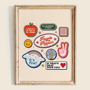 Puede incluir: Una impresión enmarcada con pegatinas de estilo retro de colores con frases como "¡Está bien!" y "People Pleaser".