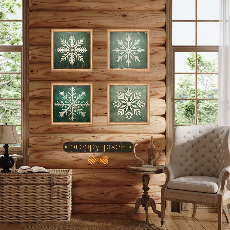 K&ouml;nnte beinhalten: Vier gerahmte gr&uuml;ne und wei&szlig;e Schneeflocken-Drucke mit rustikalem Holz Hintergrund. Die Drucke sind in einem quadratischen Muster an der Wand angeordnet. Der Text "preppy pixels" ist in goldenen Buchstaben unter den Drucken geschrieben.