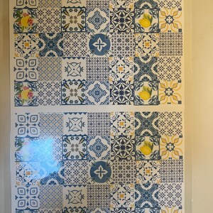 Pu&ograve; includere: Due fogli di adesivi per piastrelle decorative con un motivo geometrico blu e bianco e limoni gialli. Gli adesivi sono perfetti per aggiungere un tocco di stile mediterraneo a qualsiasi spazio.