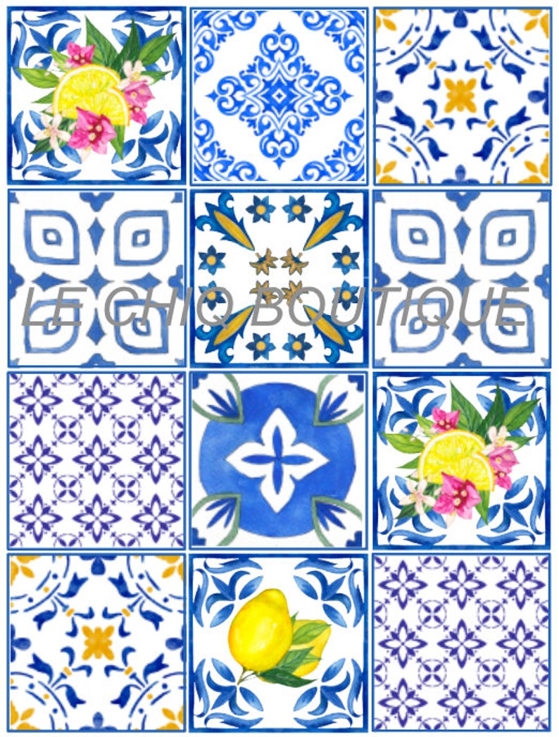 Pu&ograve; includere: Nove piastrelle quadrate con motivi geometrici blu e bianchi e limoni gialli con fiori rosa. Le piastrelle sono disposte in una griglia 3x3.