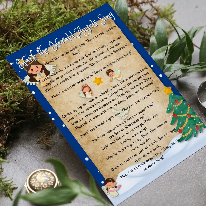 Puede incluir: Una tarjeta de Navidad de estilo vintage con un borde azul y un fondo marr&oacute;n. La tarjeta presenta un &aacute;rbol de Navidad con adornos y un cuadro de texto con la letra del villancico "Hark! The Herald Angels Sing".