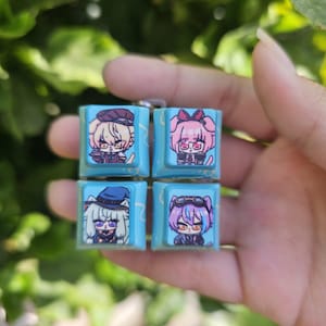 K&ouml;nnte beinhalten: Vier blaue und wei&szlig;e Tastenkappen mit verschiedenen Anime-Charakteren. Die Tastenkappen sind in einem 2x2-Raster angeordnet. Die Charaktere tragen alle verschiedene Outfits und haben verschiedene Frisuren. Die Tastenkappen sind aus Kunststoff und haben eine gl&auml;nzende Oberfl&auml;che.