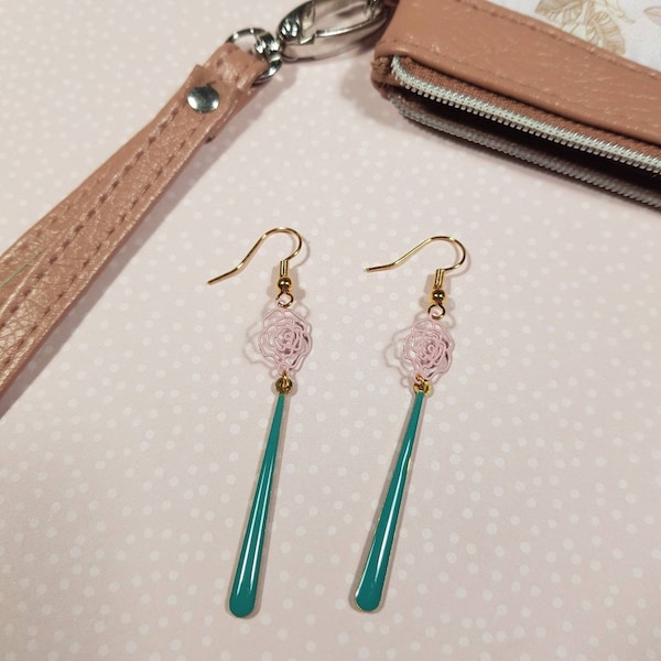 Boucles d'oreilles longues, rose en filigrane rose pâle, pendant long en émail vert tropical