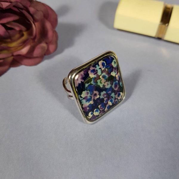 Bague réglable, forme carrée, métal argenté, tissu Liberty Elysian bleu vitrifié