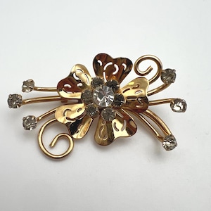 Vintage 1950s gold flower brooch with rhinestones