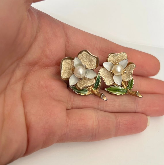 Vintage white enamel flower earrings, mid century… - image 3