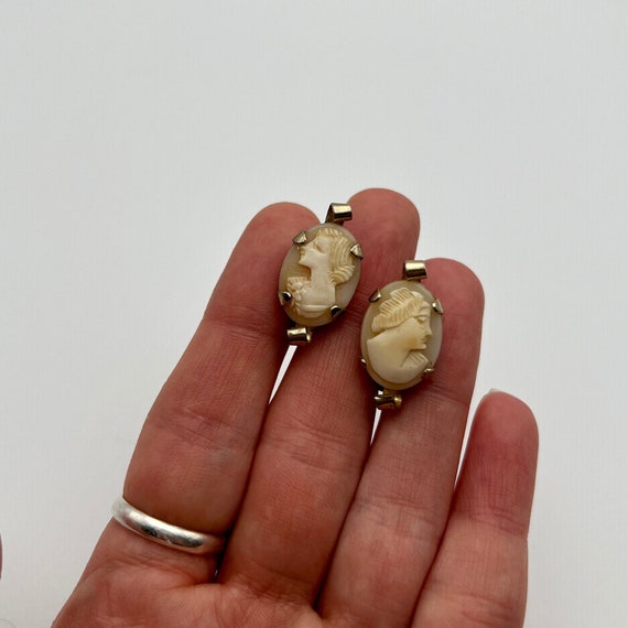 Vintage carved shell cameo earrings, screw back, … - image 1