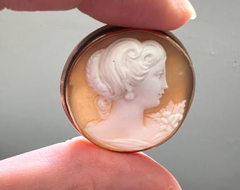Antique hand carved shell cameo brooch pendant set in 14k yellow gold, 1920s
