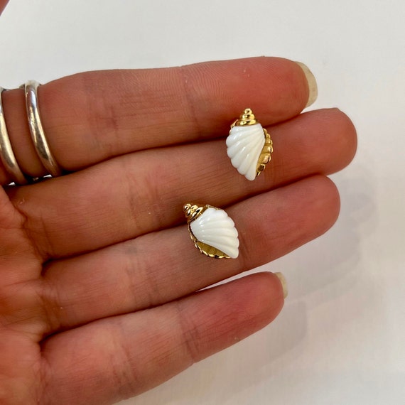 Vintage Avon white sea shell stud earrings, 1985 - image 1