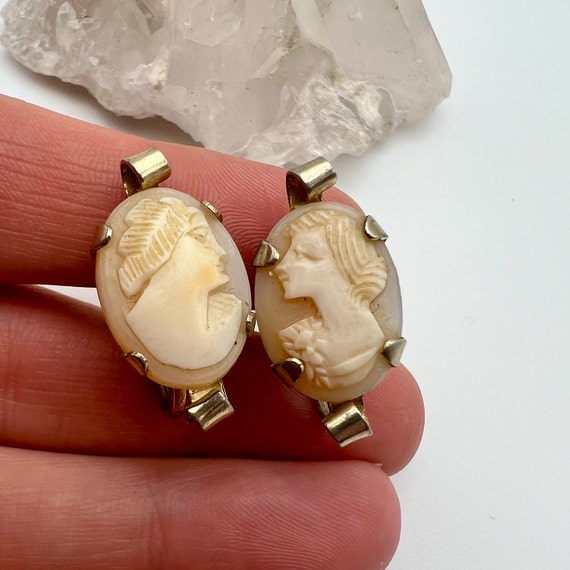 Vintage carved shell cameo earrings, screw back, … - image 3