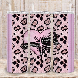 Può includere: Tre bicchieri in acciaio inossidabile con stampa leopardata rosa e nera con un design a forma di cuore rosa. Il cuore è cucito con filo nero e ha le parole "Kind" ed "Emotionless" su un lato e "Kinda Emotional" sull'altro.