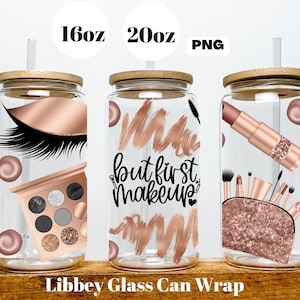 Op de afbeelding: Drie transparante glazen blikverpakkingen met roze gouden accenten en ontwerpen. De ontwerpen omvatten een oog met wimpers, de tekst "But first, makeup" en een make-uptas met lippenstift en kwasten. De verpakkingen zijn voor blikken van 16 oz en 20 oz.
