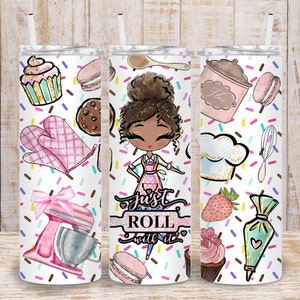Puede incluir: Un vaso blanco con un diseño colorido que presenta a una repostera de dibujos animados, una magdalena, una batidora, una galleta, una manga pastelera y el texto "Just Roll With It".