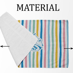 Puede incluir: Una toalla de algod&oacute;n blanco con un lado de poli&eacute;ster a rayas de colores. El lado impreso presenta un dise&ntilde;o gr&aacute;fico azul y blanco. La toalla est&aacute; doblada por la mitad, mostrando ambos lados.