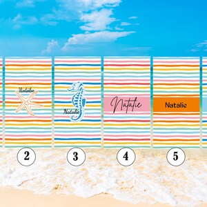 Puede incluir: Seis toallas de playa coloridas con diferentes dise&ntilde;os. Las toallas tienen un patr&oacute;n de rayas arco&iacute;ris y presentan una tortuga marina, una estrella de mar, un caballito de mar y el nombre "Natalie".