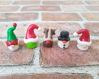 Miniatuur kerstkabouter | Handgemaakte klei kabouter voor een sprookjestuin | Kerstdecoratie