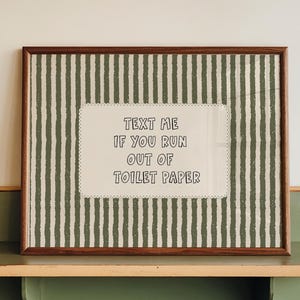 Lámina decorativa moderna para el baño: Divertido póster con tipografía dibujada a mano para la pared del baño (descarga digital, formato horizontal).