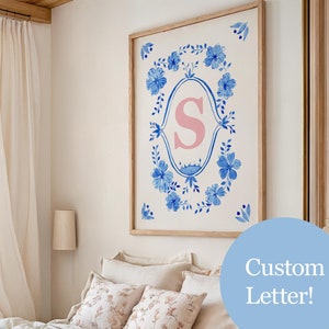 Impresión de letras personalizada de moda para dormitorio, póster con monograma de Delft azul, regalo para ella, arte de pared de dormitorio personalizado, decoración de habitación de nieta costera