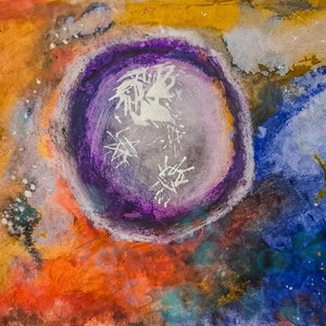 Peut inclure: Peinture abstraite avec un cercle violet au centre, entour&eacute; de peinture orange, jaune, bleue et blanche. Le cercle contient des lignes et des formes blanches &agrave; l'int&eacute;rieur.