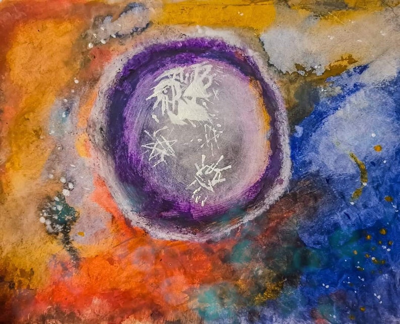 Peut inclure: Peinture abstraite avec un cercle violet au centre, entour&eacute; de peinture orange, jaune, bleue et blanche. Le cercle contient des lignes et des formes blanches &agrave; l'int&eacute;rieur.