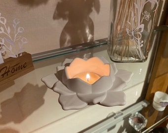 Kerzenhalter für Teelichter aus Raysin gegossen - offene Lotusblume