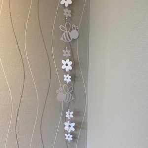Anhänger Girlande fliegende Bienen und Blumen aus Papier