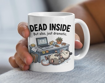Grappige werkmok, dood van binnen, maar dramatische opossum koffiemok, kantoorhumor cadeau, collega aanwezig, cadeau-idee grappige grap