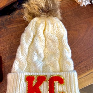 KC Gameday Beanie | Chiefs Football Women’s Hat | Kansas City Winter Pom Hat | Red Knitted Chunky Beanie | Cable Knit Cuffed Pom Beanie Vit