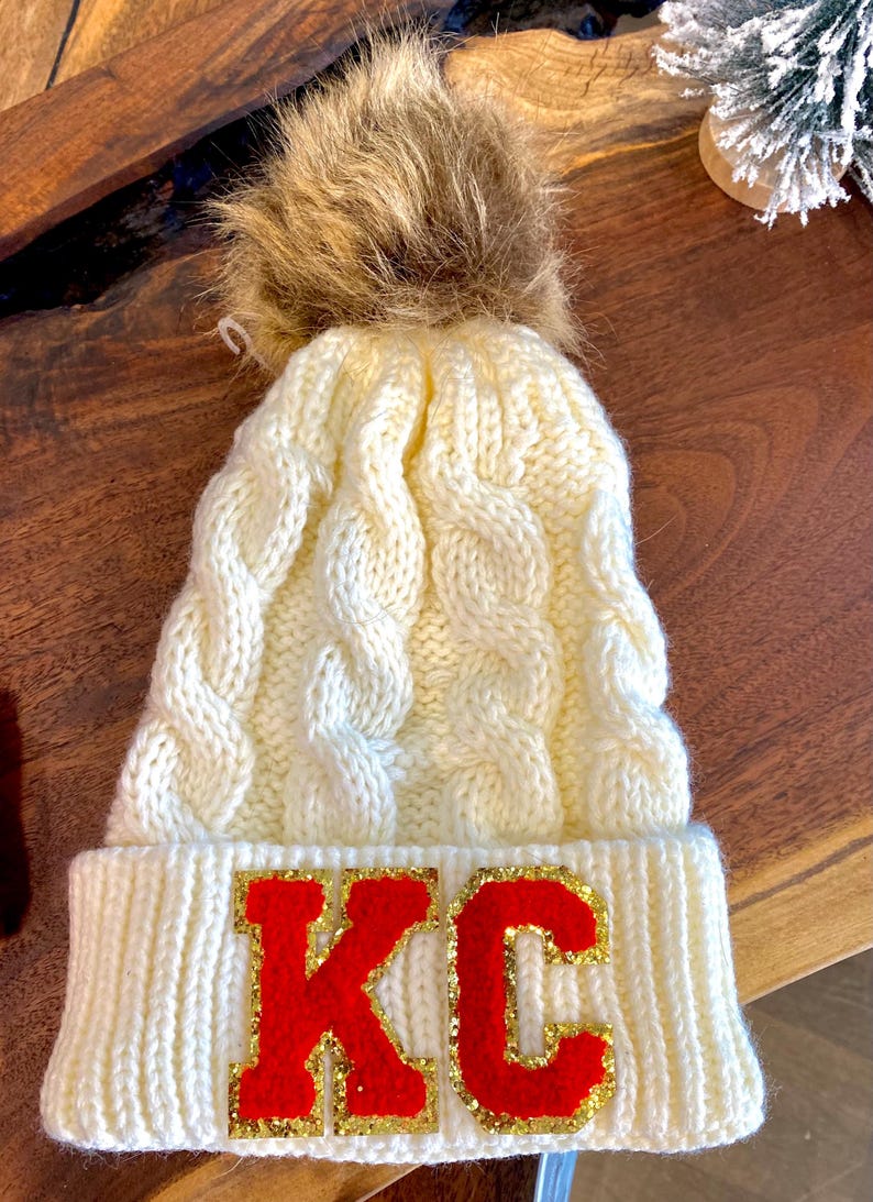 KC Gameday Beanie | Chiefs Football Women’s Hat | Kansas City Winter Pom Hat | Red Knitted Chunky Beanie | Cable Knit Cuffed Pom Beanie Vit