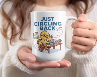 Grappige eend mok collega, gewoon terug cirkelende koffiemok, kantoorhumor werkbeker, uniek kantoorcadeau, cadeau baas, werk jubileumcadeau, geheim