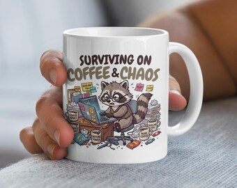 Grappige werkmok, overleven op koffie en chaos wasbeermok, kantoorhumor koffiekopje, stress werk leven cadeau, cadeau collega, kantoor verjaardag