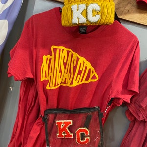 KC Gameday Beanie | Chiefs Football Women’s Hat | Kansas City Winter Pom Hat | Red Knitted Chunky Beanie | Cable Knit Cuffed Pom Beanie bild 5