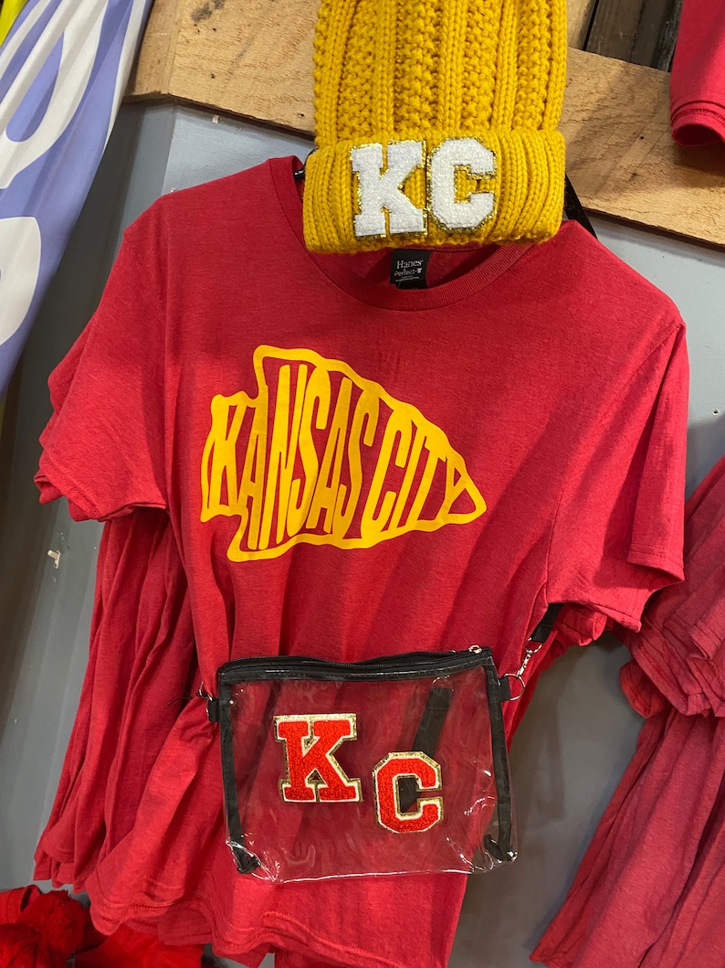 KC Gameday Beanie | Chiefs Football Women’s Hat | Kansas City Winter Pom Hat | Red Knitted Chunky Beanie | Cable Knit Cuffed Pom Beanie bild 5