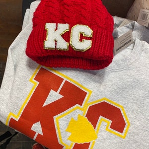 KC Gameday Beanie | Chiefs Football Women’s Hat | Kansas City Winter Pom Hat | Red Knitted Chunky Beanie | Cable Knit Cuffed Pom Beanie bild 6