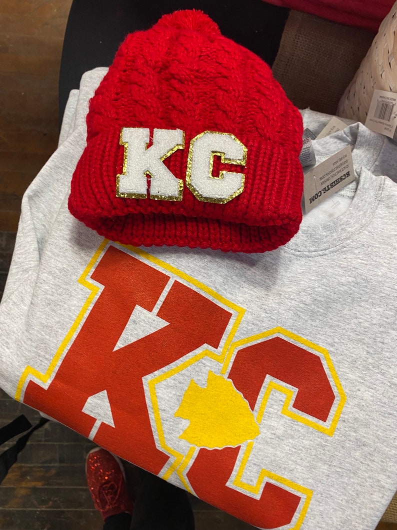 KC Gameday Beanie | Chiefs Football Women’s Hat | Kansas City Winter Pom Hat | Red Knitted Chunky Beanie | Cable Knit Cuffed Pom Beanie bild 6
