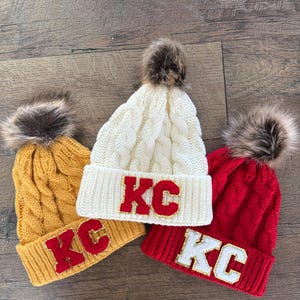 KC Gameday Beanie | Chiefs Football Women’s Hat | Kansas City Winter Pom Hat | Red Knitted Chunky Beanie | Cable Knit Cuffed Pom Beanie bild 8