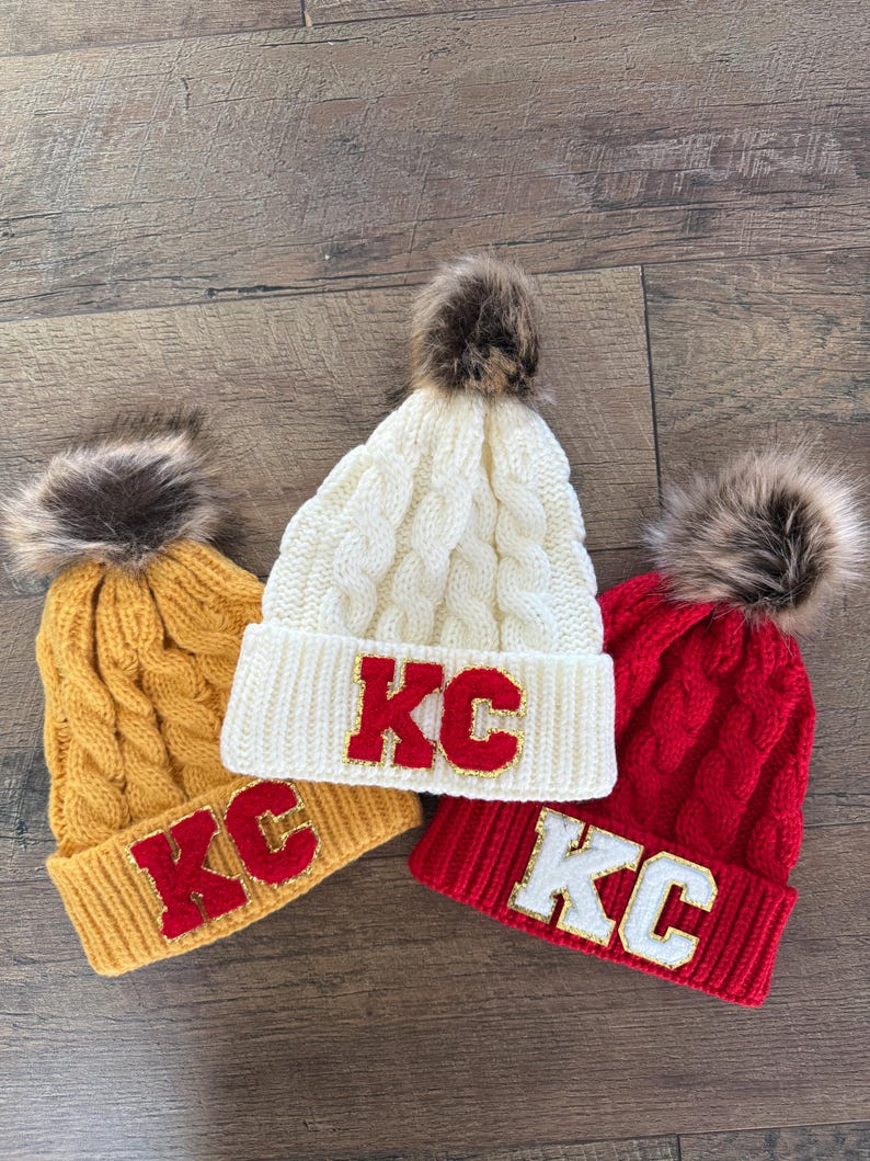 KC Gameday Beanie | Chiefs Football Women’s Hat | Kansas City Winter Pom Hat | Red Knitted Chunky Beanie | Cable Knit Cuffed Pom Beanie bild 8