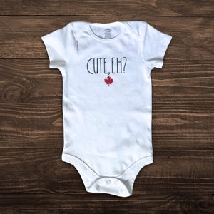 Ensemble grenouillère pour la fête du Canada Cadeau de baby shower canadien feuille d'érable rouge Body original de Carter's inspiré de Rae Dunn minimaliste