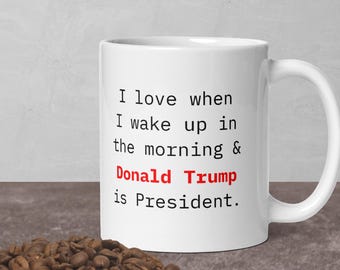 Trump Tasse, ich liebe es wenn ich morgens aufwache und Donald Trump Präsident ist. Politischer Humor. Lustige Tasse von Trump