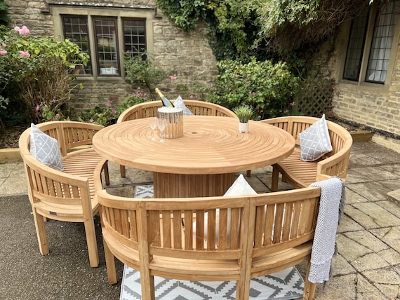 Circular garden table discount