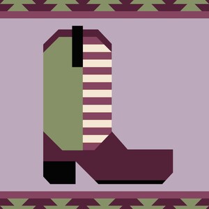 Może przedstawiać: Geometryczna ilustracja buta kowbojskiego w odcieniach zieleni, bordowego i kremowego, na lawendowym tle. But ma pasiastą cholewkę i czarny obcas. Projekt jest obramowany dekoracyjną obw&oacute;dką.