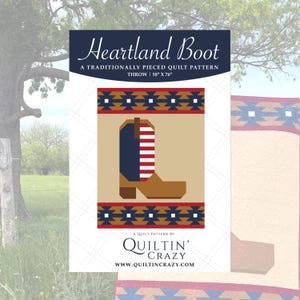 Może przedstawiać: Wz&oacute;r na kołdrę o nazwie "Heartland Boot" z grafiką buta kowbojskiego z czerwono-białymi paskami. Rozmiar narzuty to 147 cm x 193 cm. Wz&oacute;r jest autorstwa Quiltin' Crazy, z adresem strony internetowej na dole.