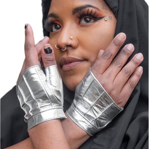 Silver LEATHER CROP GLOVE - Silver Leather Fingerless Gloves With Snap Closure, Driving Gloves, Rave Gloves, Festival Gloves, Cosplay Gloves
