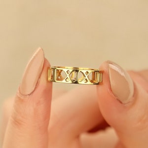 Bague chiffre romain en or 18 carats, bague délicate spéciale, bijoux symboliques de l'histoire, cadeau d'anniversaire, bijoux personnalisés, cadeau de Noël