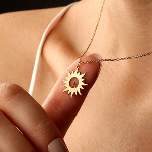 Collar con letra del sol, collar con letra del sol en oro de 18 quilates, collar con sol, collar con símbolo del sol, joyería celestial, collar con sol de plata, regalo de Navidad