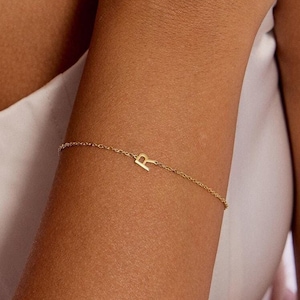 Pulseira com letras, Pulseira com letras laterais personalizadas, Pulseira com iniciais, Pulseira com letras de família, Pulseira para madrinhas, Presente de Dia das Mães, Presente de Natal