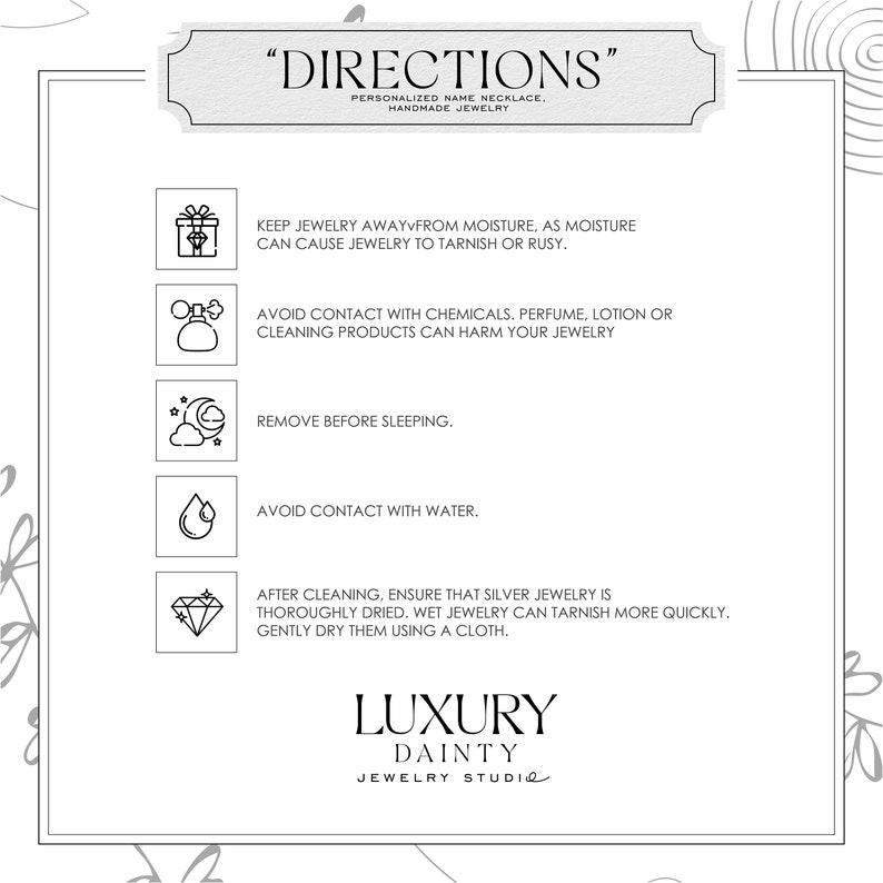 K&ouml;nnte beinhalten: Eine wei&szlig;e Karte mit dem Wort &bdquo;DIRECTIONS&ldquo; oben, die Pflegehinweise f&uuml;r personalisierte Namensketten und handgefertigten Schmuck enth&auml;lt. Die Karte enth&auml;lt Symbole und Text, die raten, Feuchtigkeit, Chemikalien und Wasser zu vermeiden.
